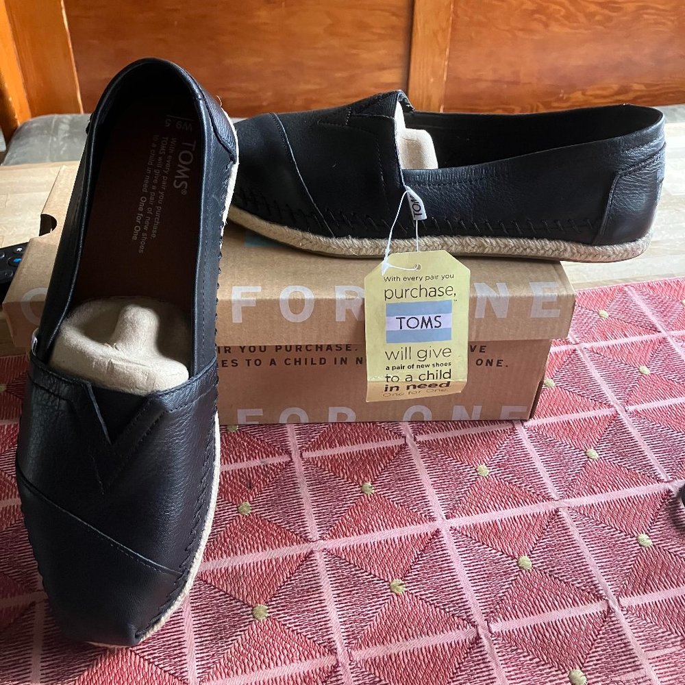 Tom's Classic Black Leather Loafer